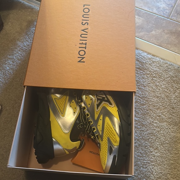 Slightly worn Louis Vutton sneakers - Picture 3 of 3